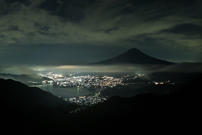 新道峠からの雲海夜景富士