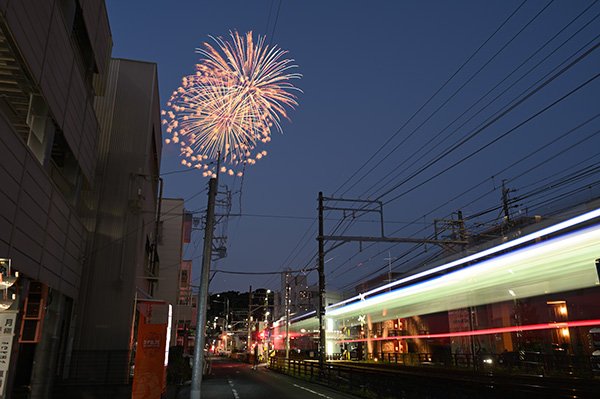 静岡鉄道電車と花火