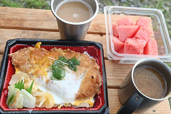 スーパーで購入したカツ丼で夕飯