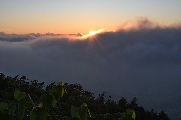 登山中に日の出を迎えました