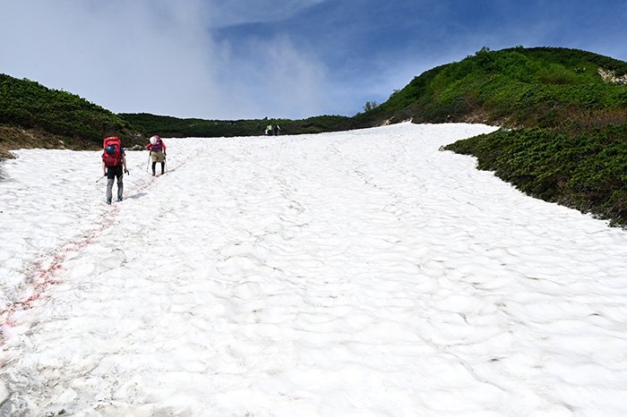 扇雪渓を登る