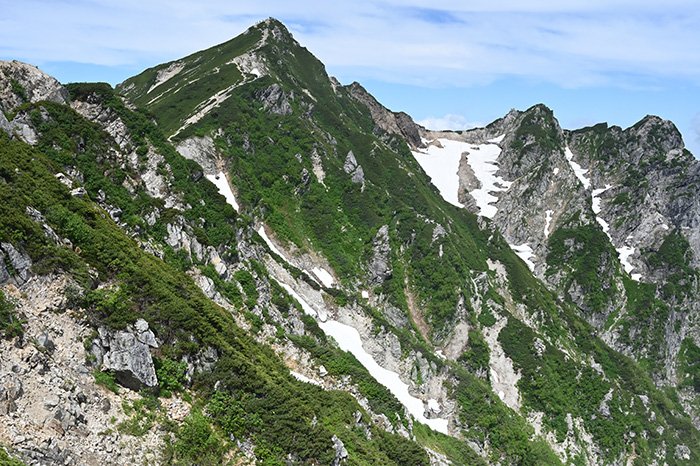 崖急登の手前で見える唐松岳