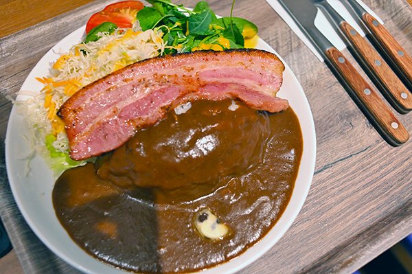 八ケ岳PAで八ヶ岳ポークのベーコンカレーを食べて帰りました。
