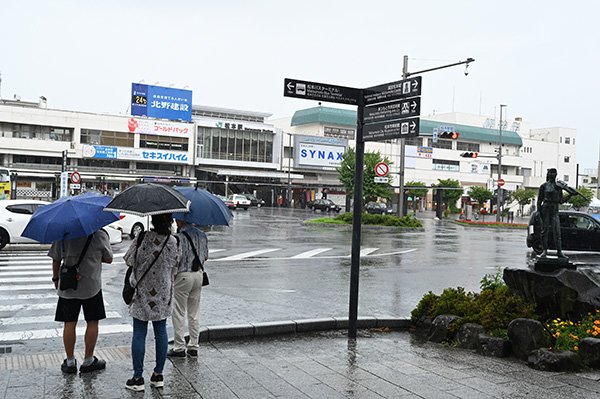 松本駅は雨が降り始めました
