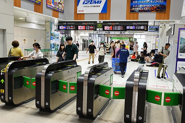 改札の中には人が座り込んでいる。
