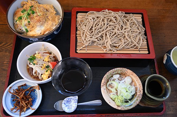 カツ丼セット、サラダとダイコンの和え物がついて950円だったか