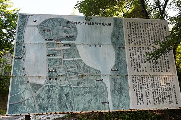 木崎湖に突き出す半島部が森城