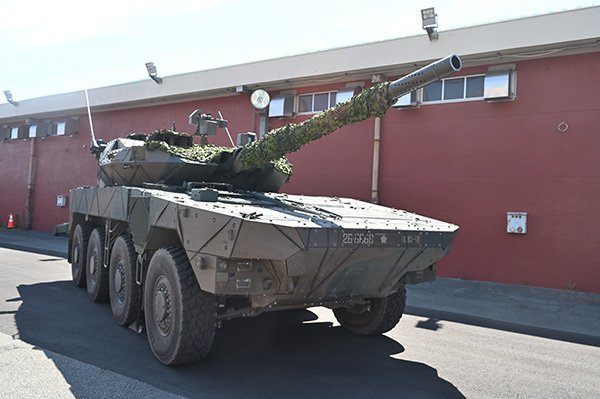 埠頭には戦車の展示有