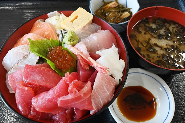 海鮮丼、具がはみ出ています