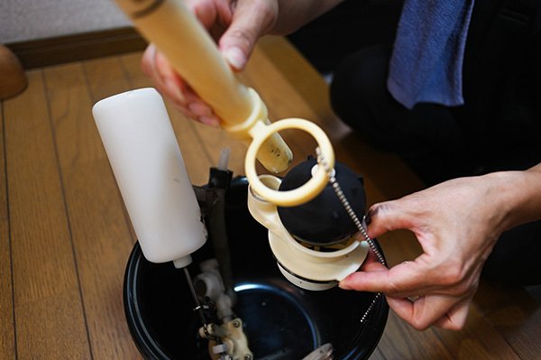 黄色い筒のようなものが折れて、脱落していたようです