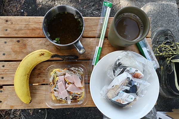 お湯を沸かしてコーヒーと味噌汁をつくる