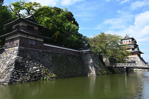 冠木櫓越しの天守閣とお堀