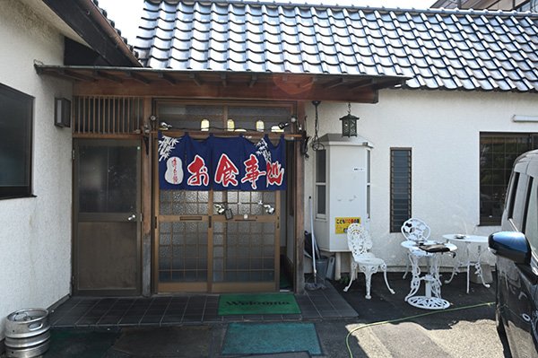 店の50%しか着席していないのに40分以上待ちました。