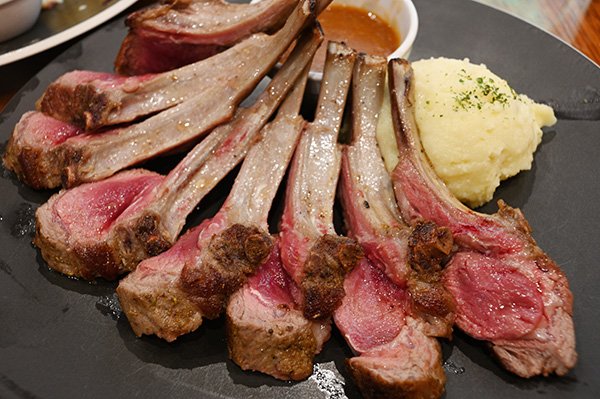 骨付き肉をいただきます