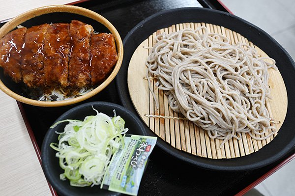 みどり湖PAでそばとソースカツ丼