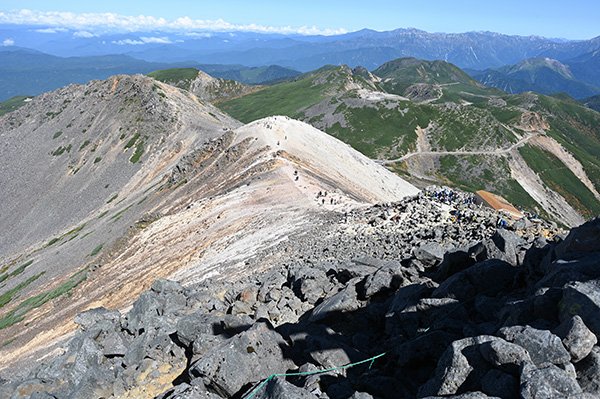 頂上から岩地帯核心部をおりてガレバの稜線を目指す