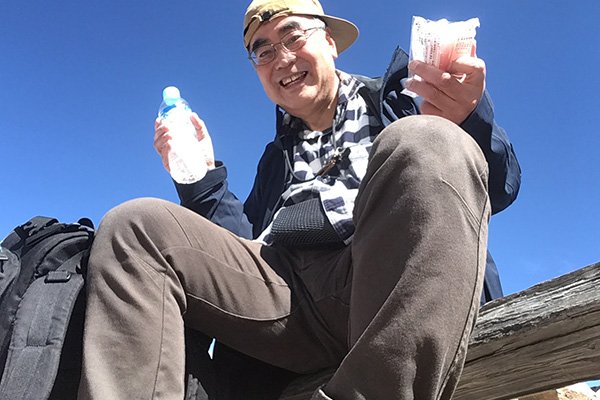 稜線鞍部で水分補給。スアマを行動食にする。