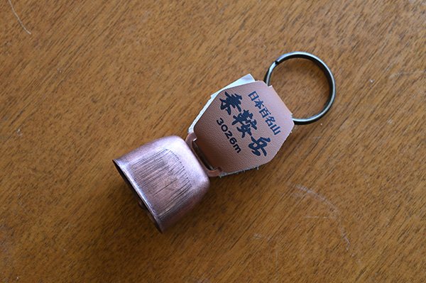 肩の小屋で熊鈴を買う