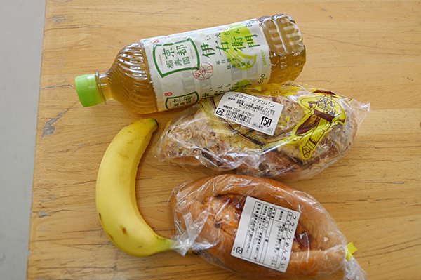 岐阜県 乗鞍環境パトロールOfficeの広間テーブルで休憩兼ランチ