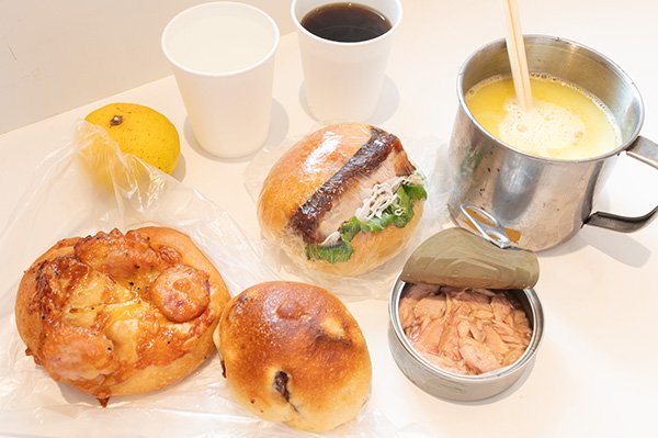 早朝すいている国道1号を走り、パン屋でモーニング