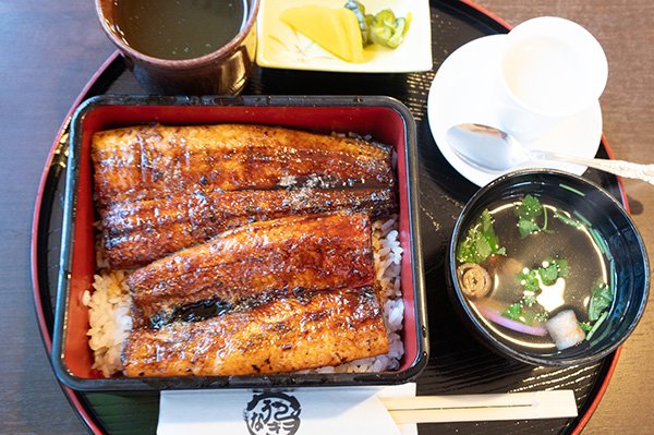 国産うなぎ重が1800円、肝吸いつき