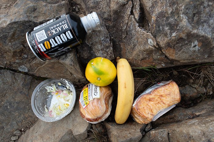 雷岩到着(2040m)、風を避けてエネルギーチャージです。