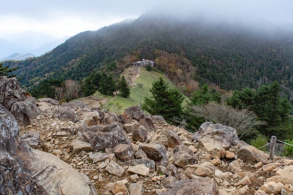 崖を降りると介山荘