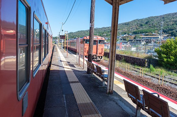 向原駅で列車交換
