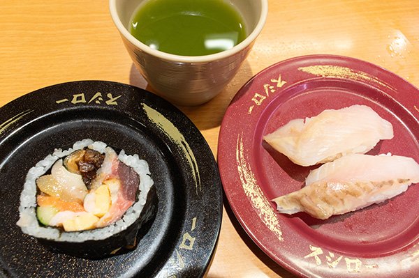 回転すしをつまんで、駄洒落大魔王様を待ちます