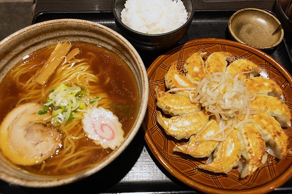 静岡駅ビルの五味八珍でラーメン餃子定食
