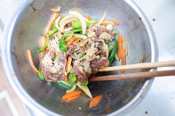 玉ねぎ、ピーマン、ニンジンとあえて３時間ほど