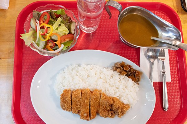 仕事前にカツカレーをいただく