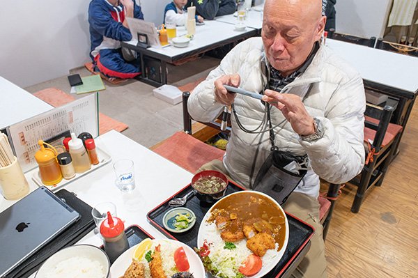 カツカレーを食べるピカリン