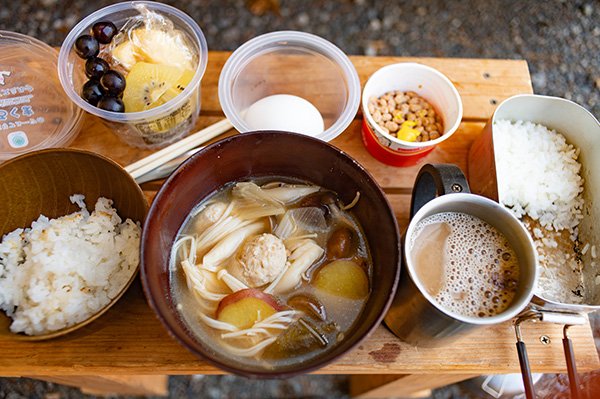 きのこ汁と納豆卵かけご飯