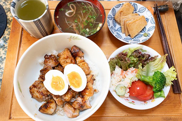 安定のうまさとヘルシーさ焼き鳥丼