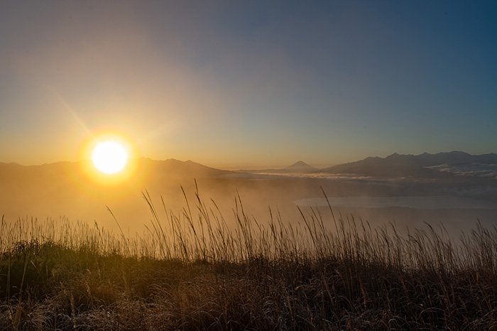日の出と朝もや