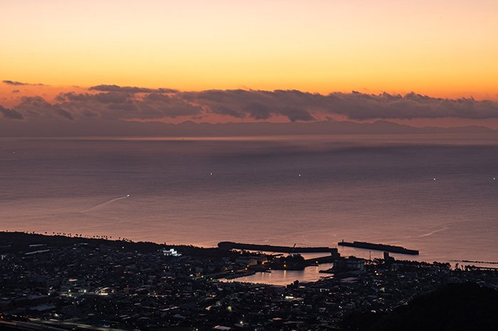 用宗漁港と朝焼け