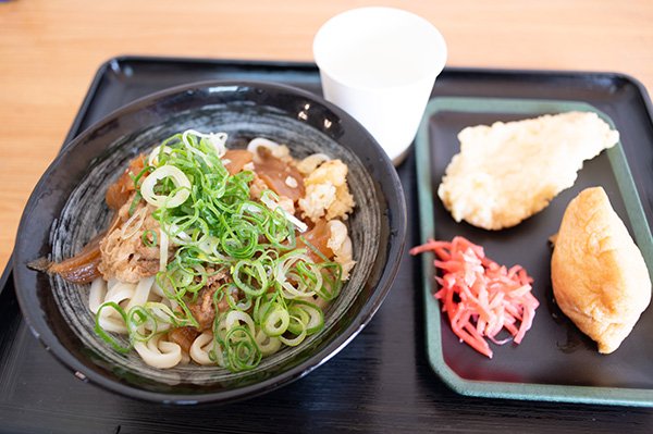 肉うどん、鶏天、お稲荷さん