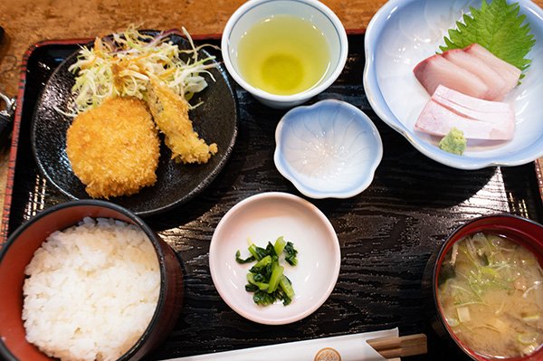 コロッケと刺身がついて900円