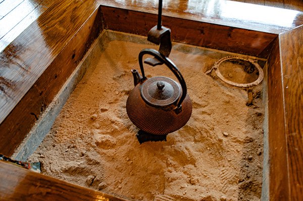 囲炉裏端といす席が選べます。自分は椅子席