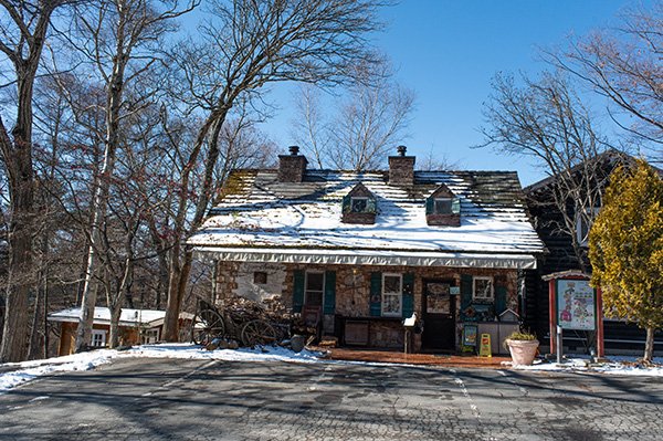 雪景色のパン屋