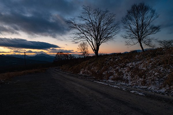 雲間から顔をのぞかせて