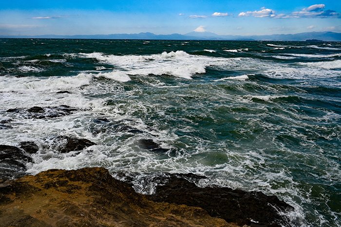 波頭のかなたに