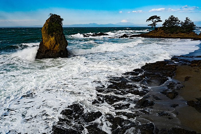岩礁と波がしらのかなたに