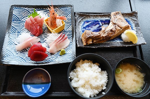 2200円の刺身定食