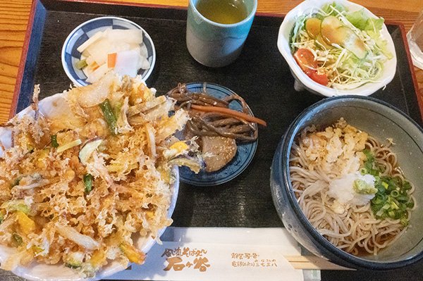 蕎麦とかき揚げのランチ