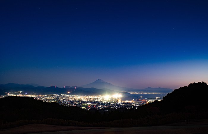 暁の朝もやに浮かぶ