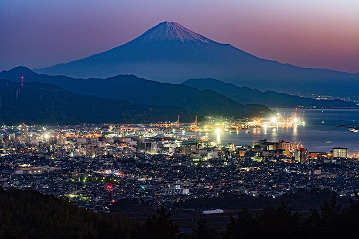 朝焼けに浮かぶ