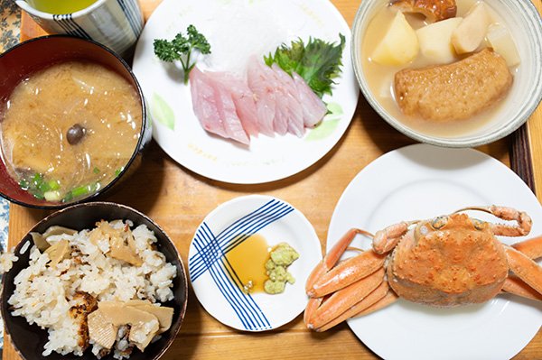 魚徳のハマチ刺身と、京丹後のこっぺがに（メスカニ）を使う