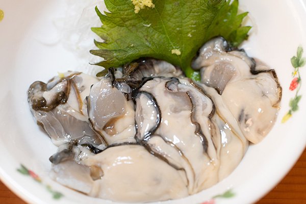 寿司はできないと言われて、生牡蠣を購入(500円)